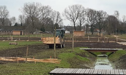 Plaatsen hekwerk rondom dierenweide Groene Long Bladel